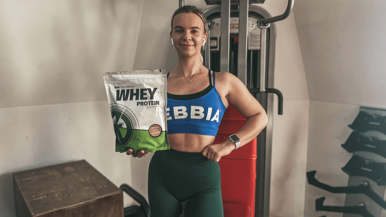 Dívka drží New 100 % Whey Protein